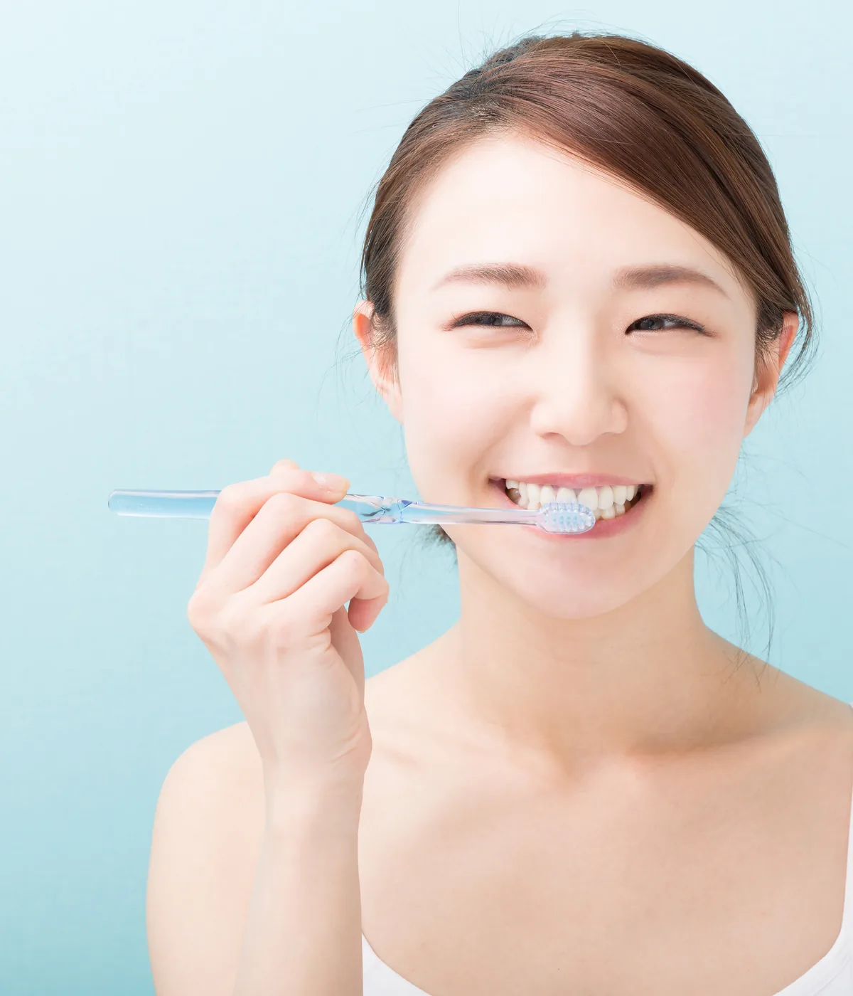 歯ブラシで歯をみがく女性